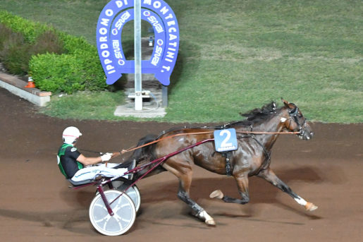 Saetta Dei venti-Enrico Bellei solitari sul traguardo(foto Rosellini- Trenno)
