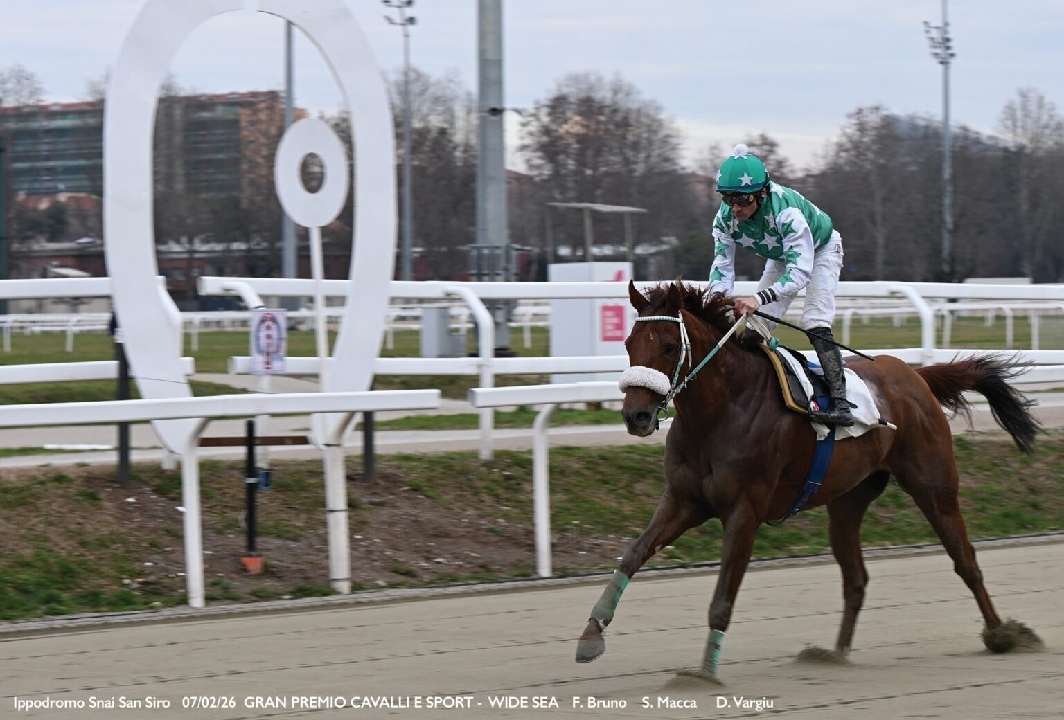 NEL BEL SABATO DI GALOPPO ALL’IPPODROMO SNAI SAN SIRO IL GRAN PREMIO ...
